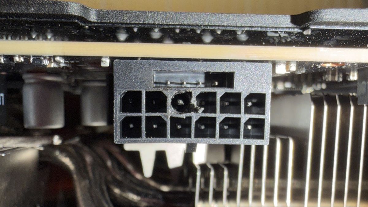 оплавление разъема питания RTX 5090 — иллюстрация 5 к материалу