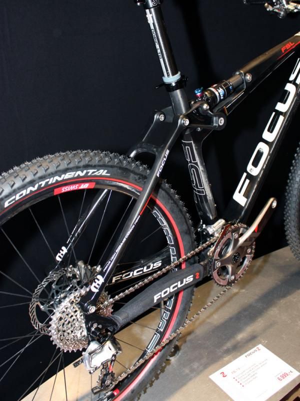 Both the seat stays and chain stays are carbon fiber on the Focus FSL. Claimed frame weight is around 1.7kg (3.75lb) with rear shock.