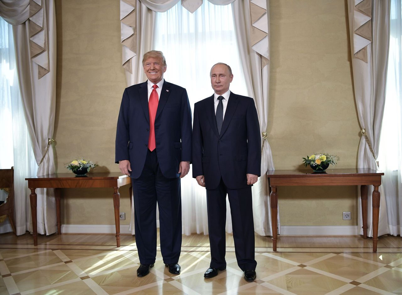 Putin and Trump pose in Helsinki