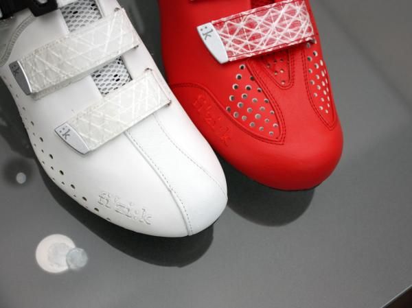 Toe cap construction on the R3 Donna (left) reminds us of some of fi'zi:k's saddle designs.