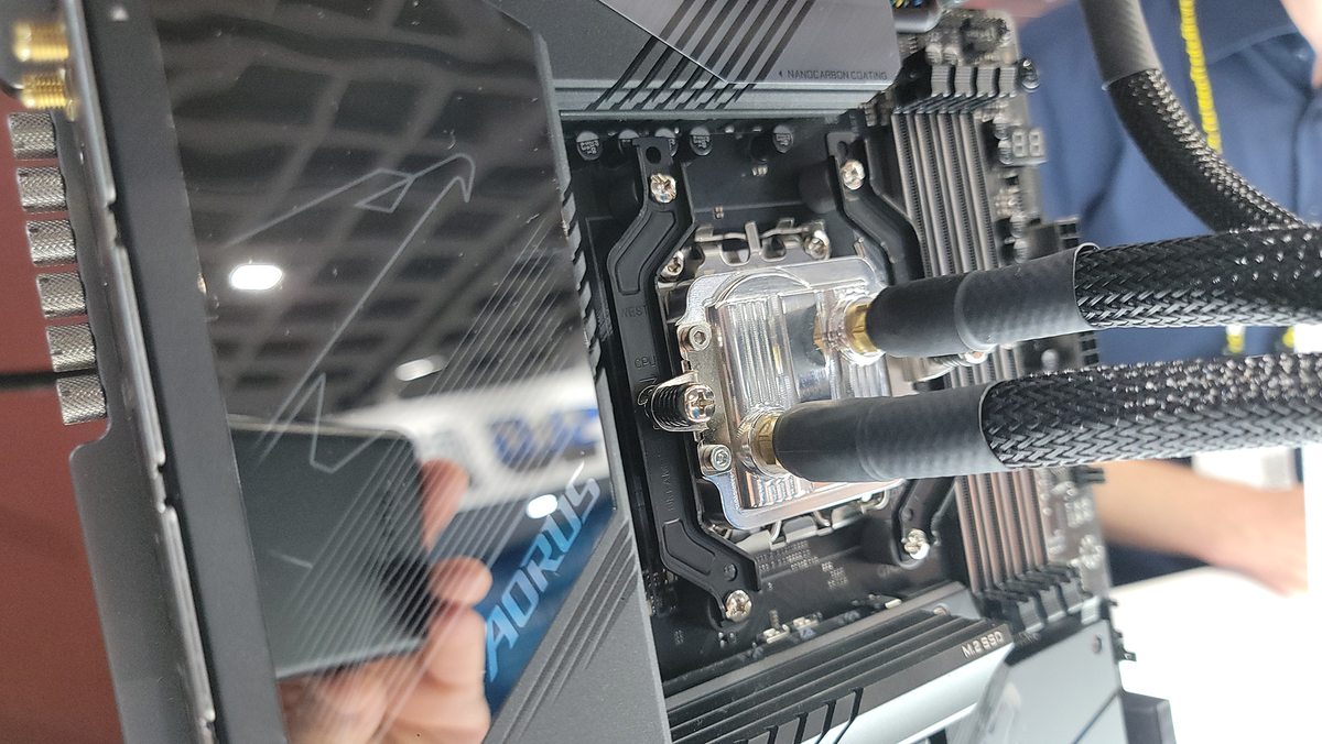 Noctua pumpless AIO liquid cooler prototype