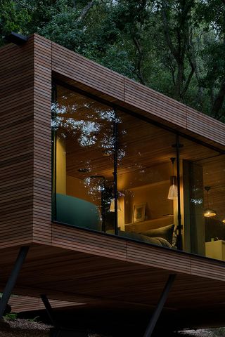 Looking Glass Lodge by Michael Kendrick Architects nighttime exterior