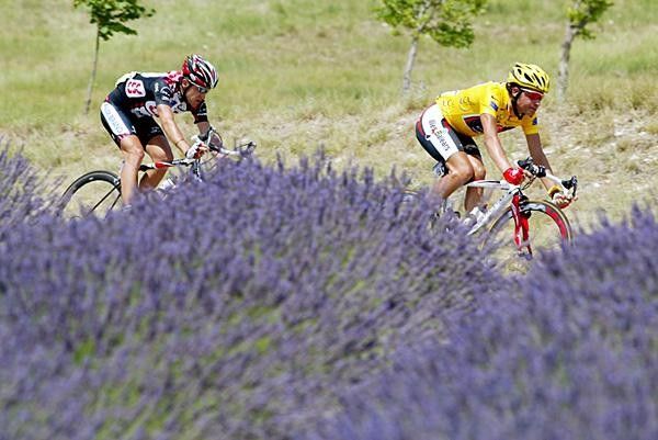 Oscar Pereiro (Illes Balears) comes through the lavender.