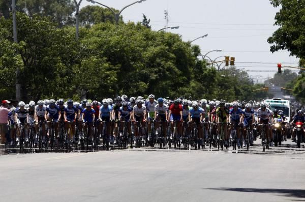 The peloton fills the whole road