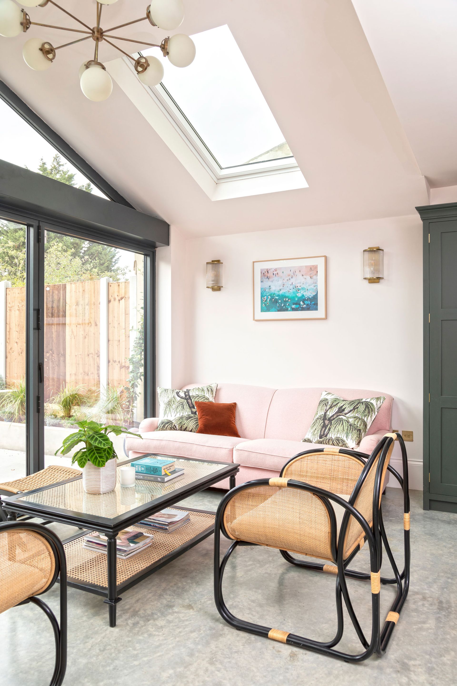 Isobel dan Jeremy Thomson-Cook mengatasi cuaca buruk dan masalah anggaran untuk menciptakan dapur abadi selama bertahun-tahun yang akan datang