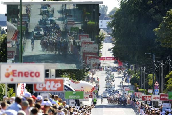 The peloton approaches the finish in Libramont.