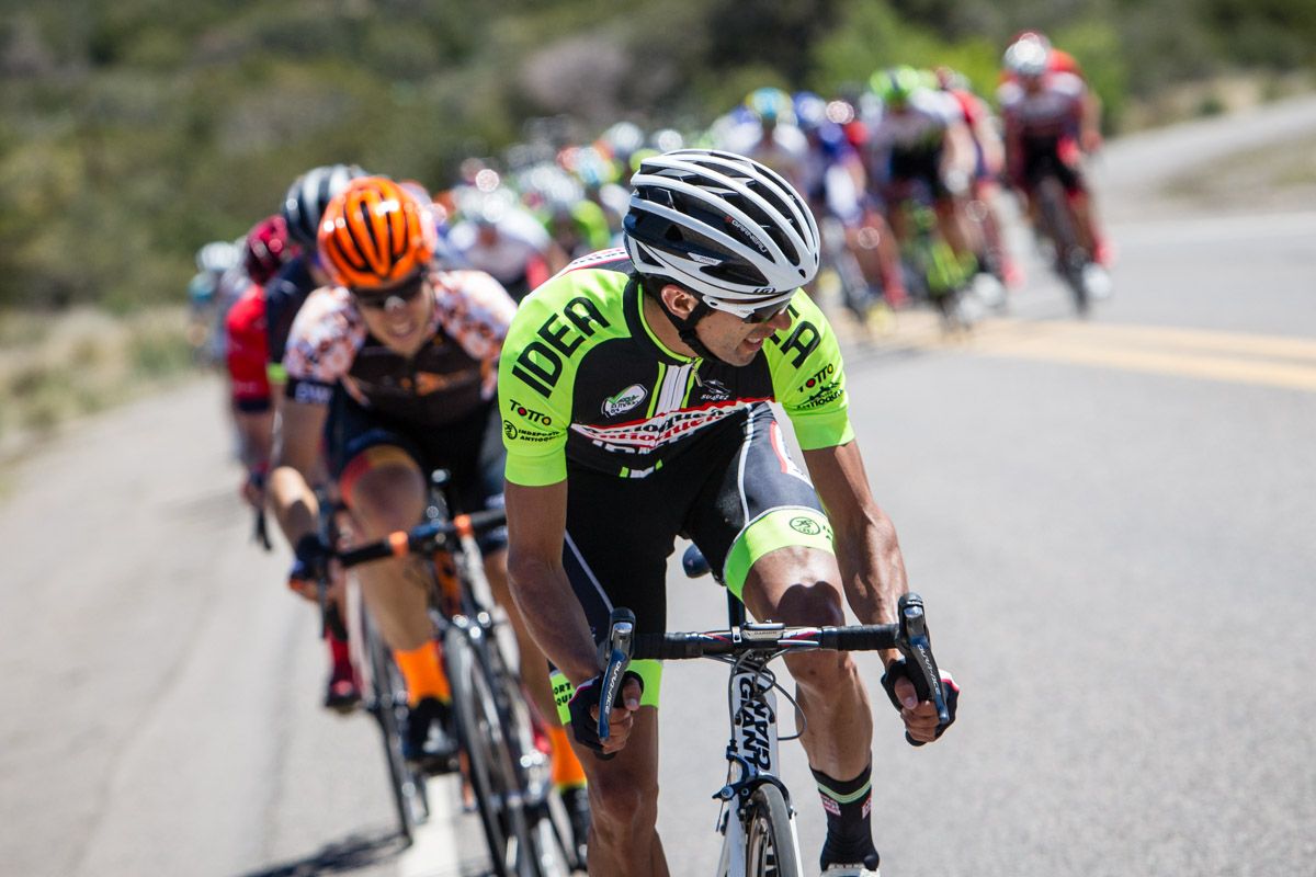 Orgullo Antioqueno sends riders to attack the final KOM