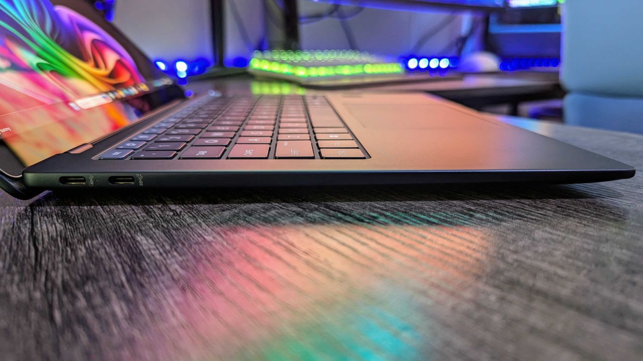 Image of the HP EliteBook Ultra G1q Windows laptop.