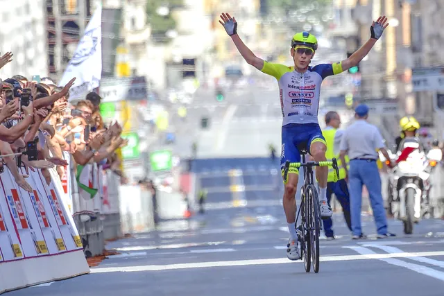 Louis Meintjes solleva le braccia al cielo sul traguardo di Genova (Tommaso Pelagalli/SprintCyclingAgency)
