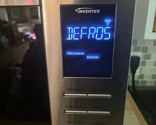 Using the defrost setting on the Panasonic 1.4 cu.ft. Alexa-Enabled Inverter Microwave