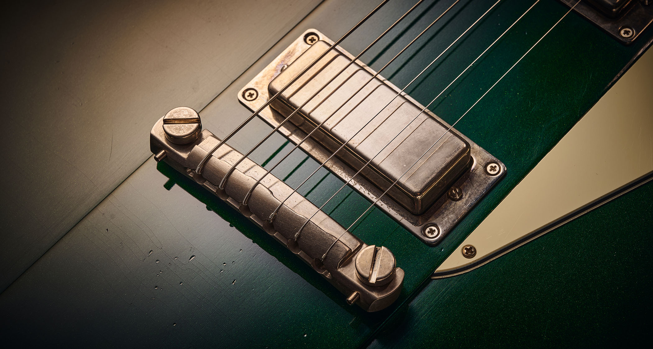 Ivison Dakota Standard in Cadillac Green photographed against its cream-covered Hiscox hard-shell guitar case.