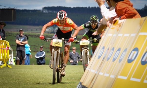 Max Knox outsprints Kevin Evans for the race win and likely also the series