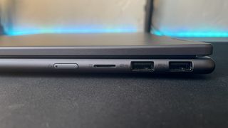 Lenovo Yoga 7i Gen 9 ports right side