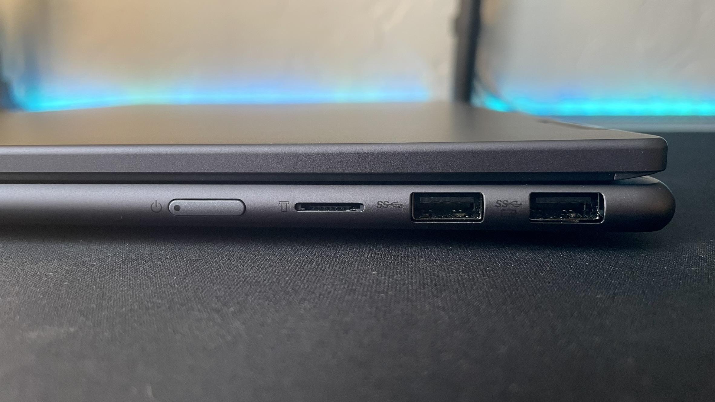 Lenovo Yoga 7i Gen 9 ports right side