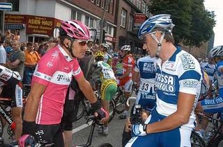 Erik Zabel (T-Mobile) chatting with his new teammate before the start in Hamburg?