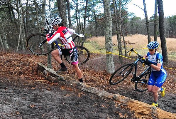 Natasha Elliot (Garneau Club Chasseurs) leads Georgia Gould (Luna Pro Team) up the steps on lap one.