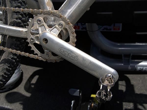 Where'd he dig these up from? Chris Moor of Thule was rolling on old-school Coda Magic cranks on his singlespeed.