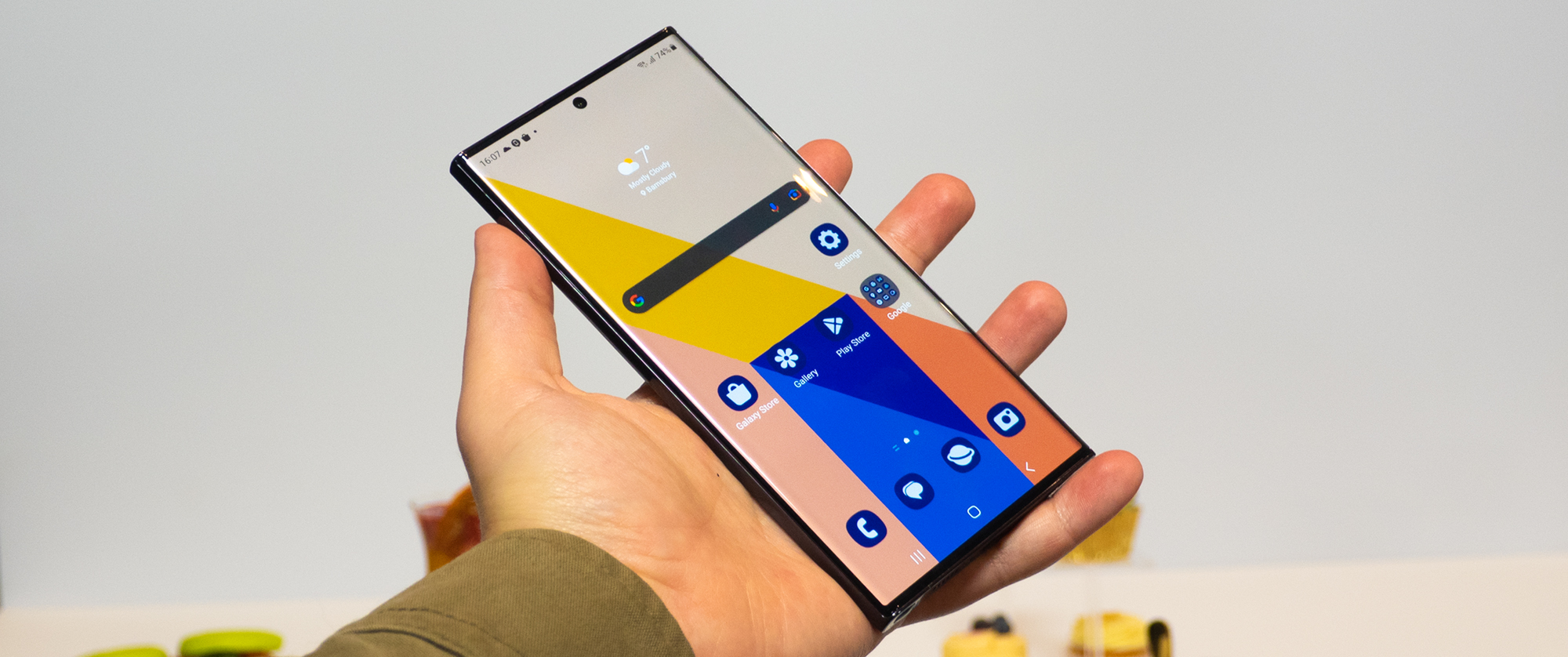 En mobiltelefon av typen Samsung Galaxy S23 Ultra i en hånd.