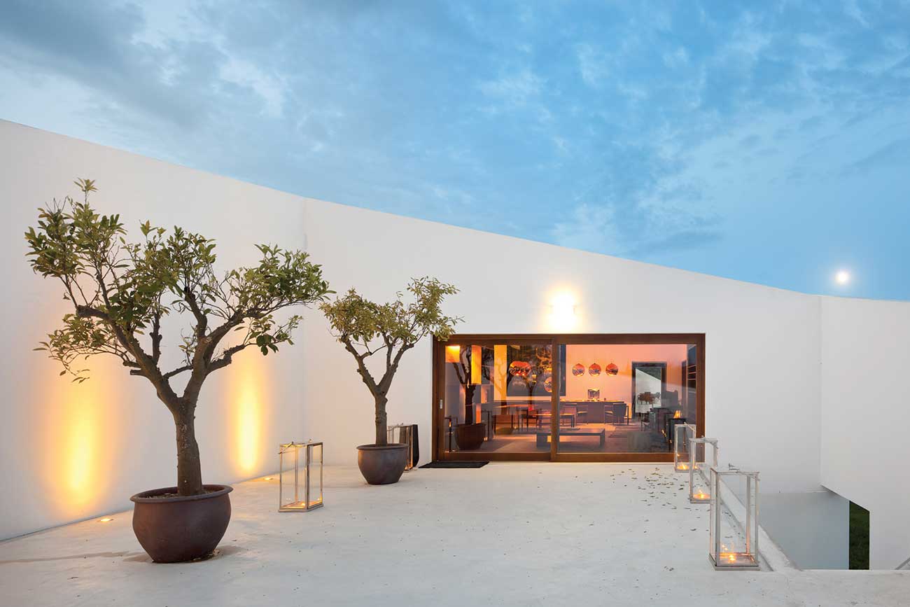 L'AND Vineyards outdoor courtyard