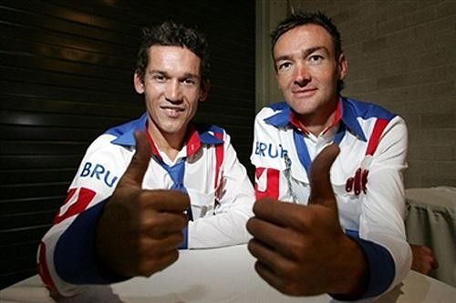 Thumbs up for 2006 from Robbie McEwen and Mario Aerts