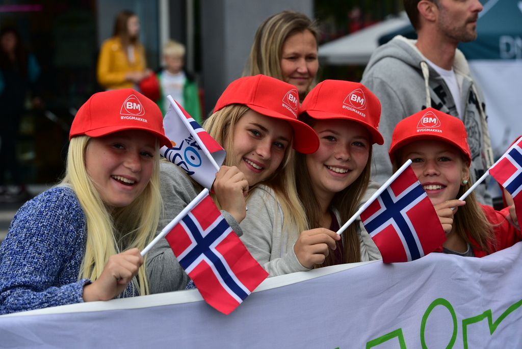 The fans cheers on the peloton