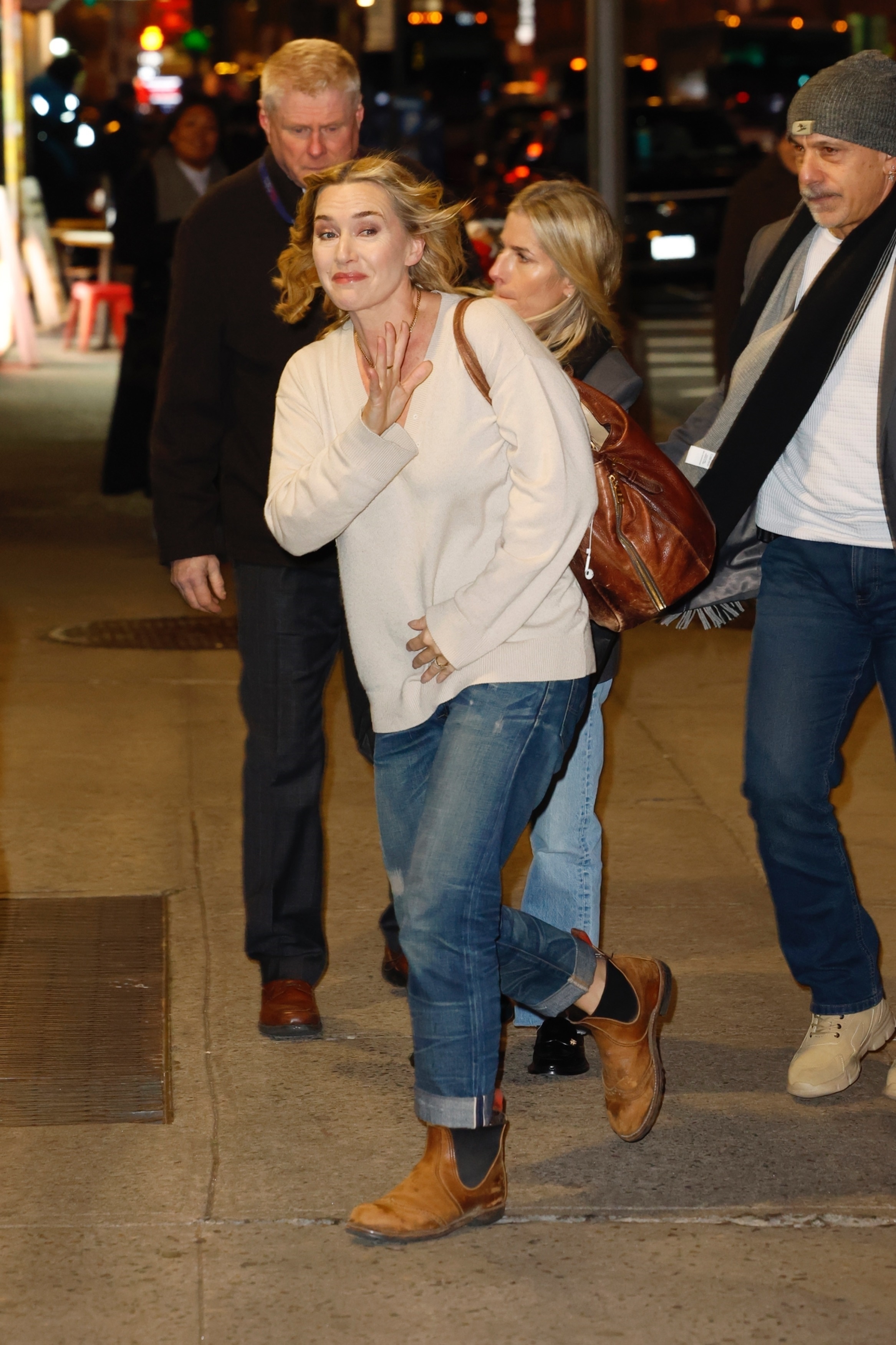 Kate Winslet flashed a warm wave as she headed into The Late Show with Stephen Colbert, sporting a cozy cream sweater, cuffed jeans, and worn-in brown Chelsea boots.