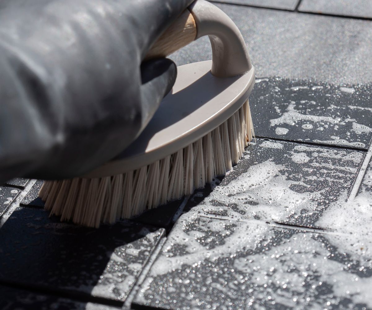 7 tips on how to remove algae from patio slabs | Homebuilding