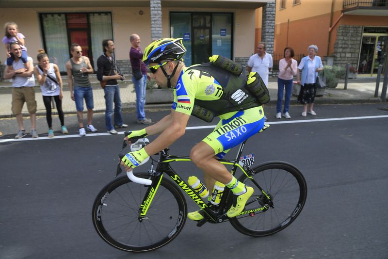 Ivan Rovny with a vest full of bidons for his teammates