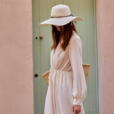 woman on holiday - gin perfumes