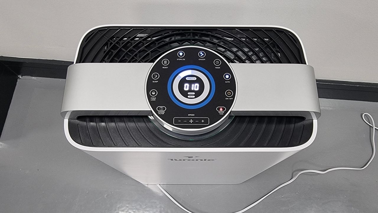 Turonic PH950 air purifier in the home