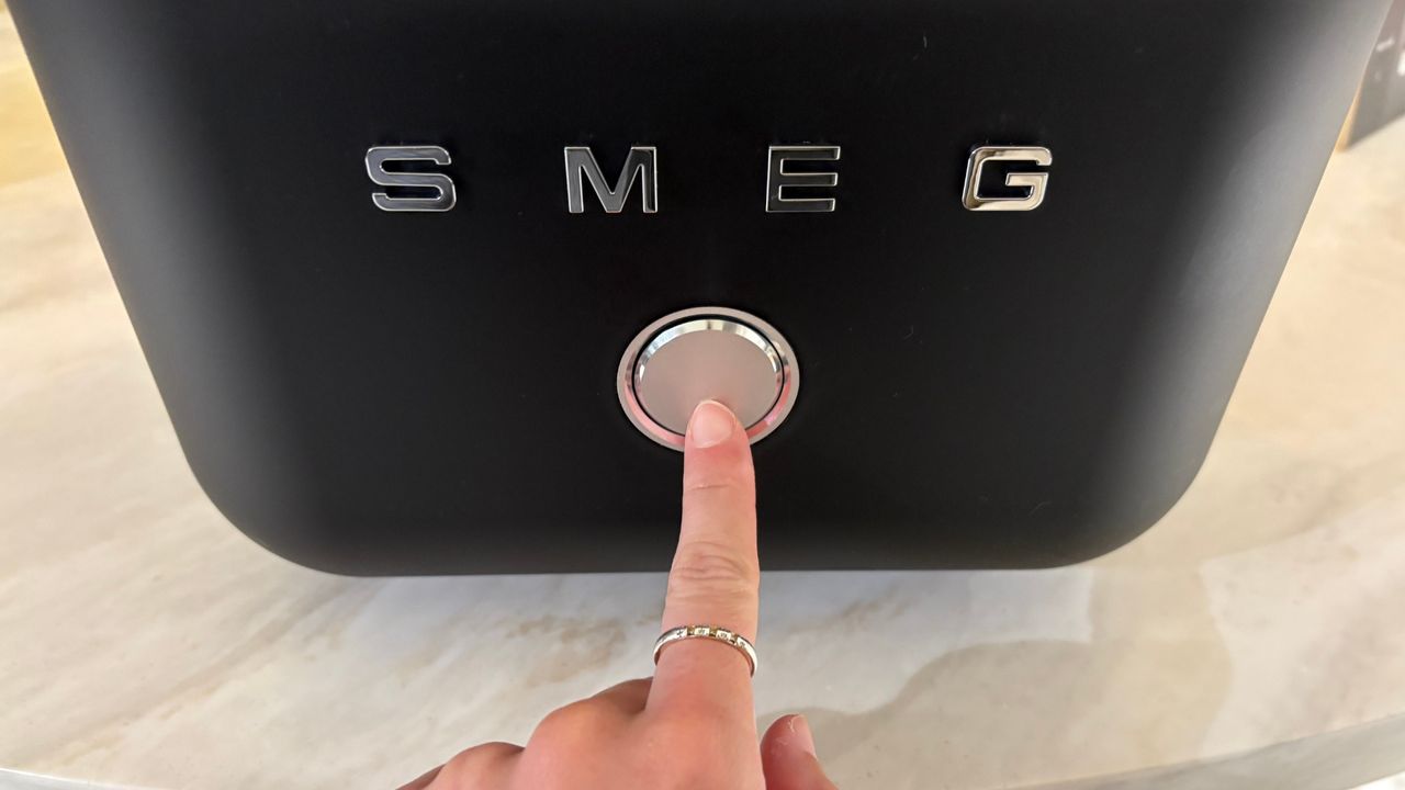 Smeg Air Fryer button