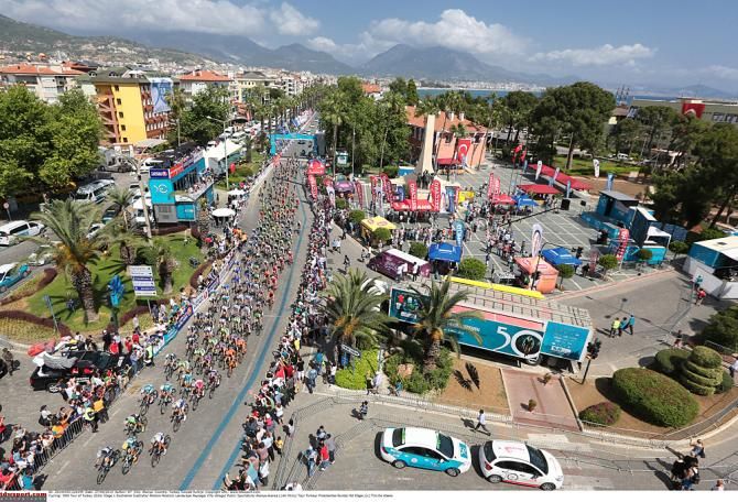 The peloton rolls out for stage 1