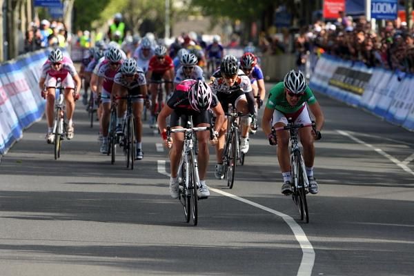 Rochelle Gilmore (HP Pinarello) and Kirsty Broun (MB Cycles) sprint for the stage win.