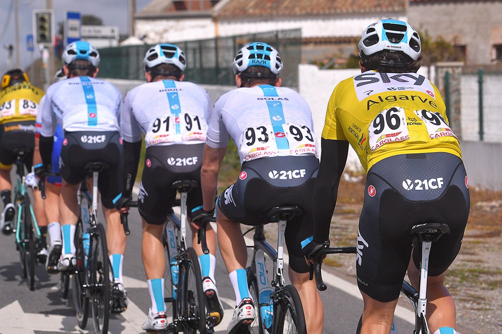 Geraint Thomas protected in the Team Sky train