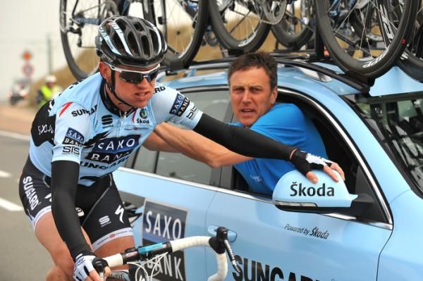 Nick Nuyens at the Saxo Bank Sungard team car with sports director Tristan Hoffman.