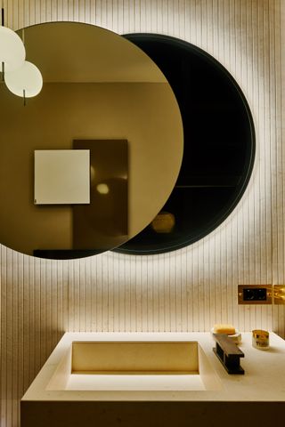Ένα μπάνιο με λωρίδες φωτισμού LED πίσω από τον καθρέφτη