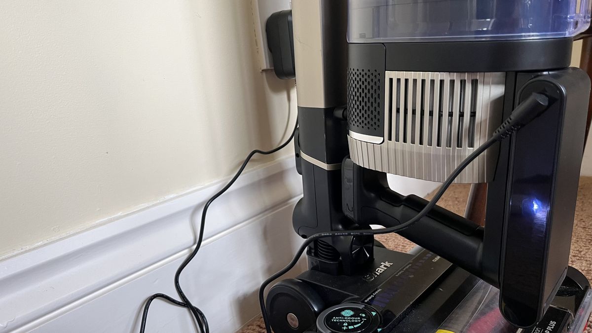 charging the shark stratos cordless