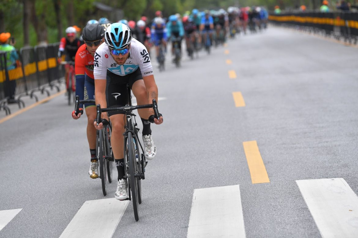 Owain Doull leads the peloton