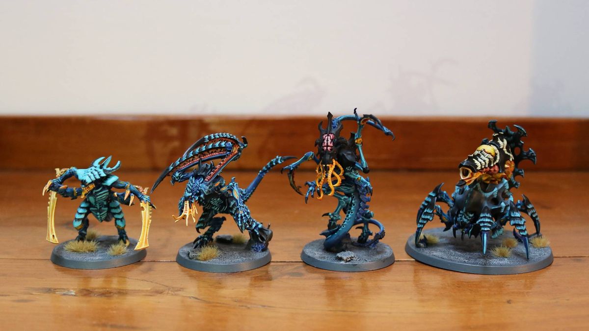 The old and new Lictor Tyranid models beside each other, on a wooden table