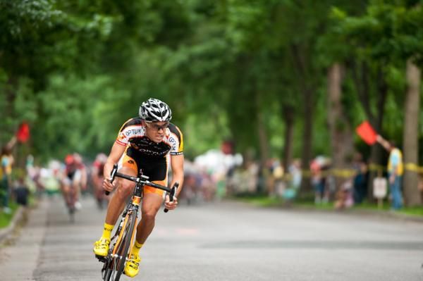 Jesse Anthony (Optum p/b Kelly Benefit Strategies) launches himself free of the field.