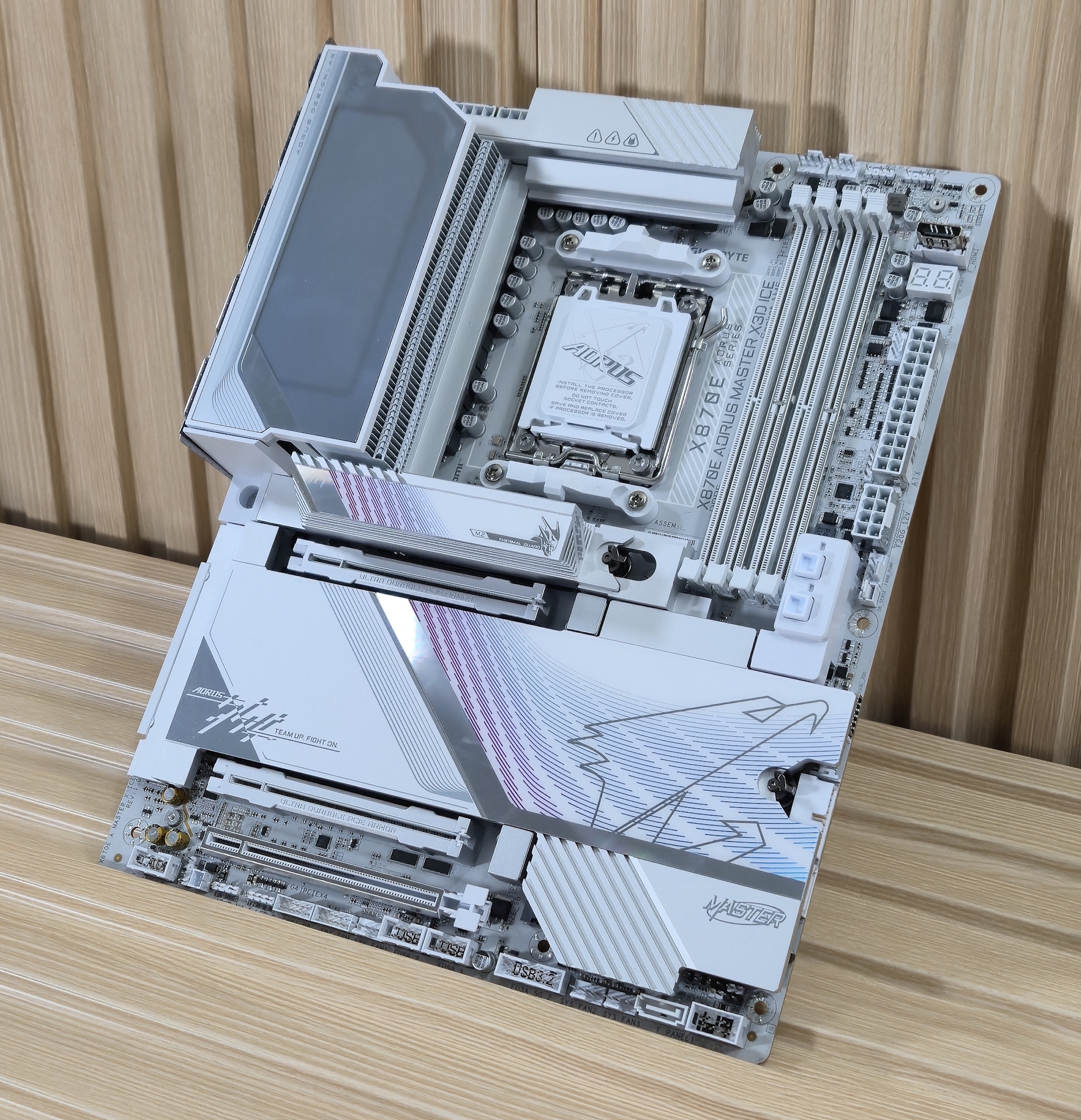 Gigabyte X870E Aorus Master X3D Ice