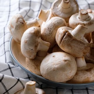 Mushrooms in bowl on tea towel