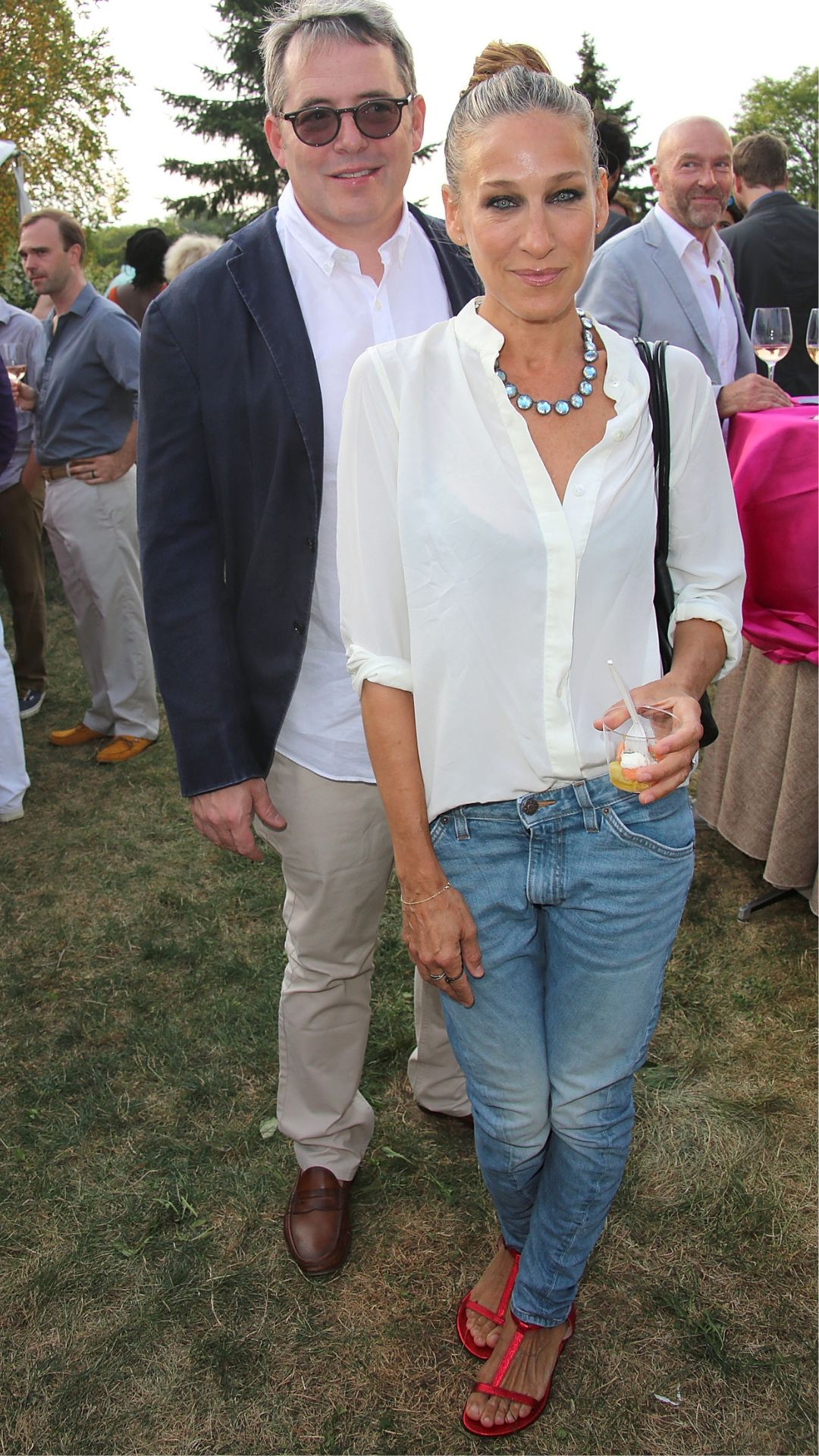 SARAH JESSICA PARKER WEARING A WHITE SHIRT AND JEANS OUTFIT