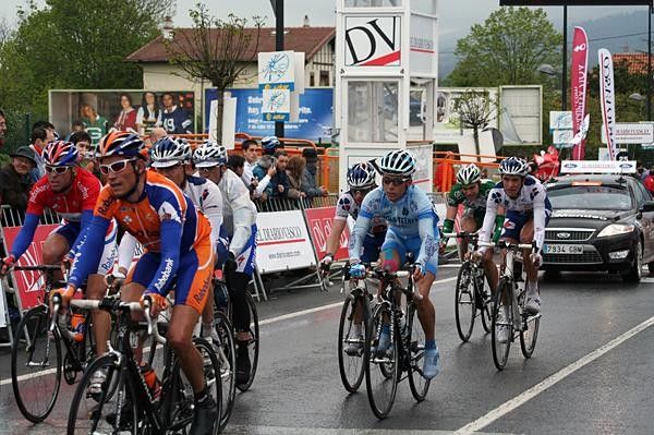 A small group arrives at the finish.