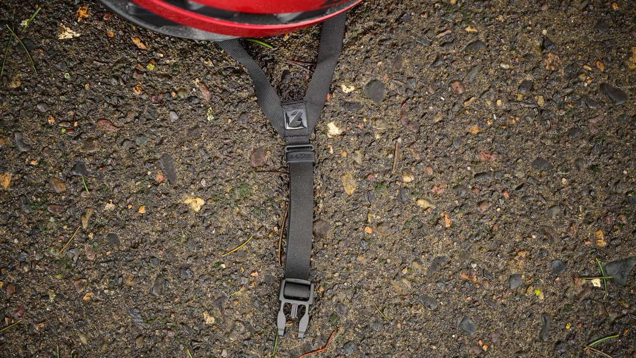 Lazer Z1 Kineticore strap detail