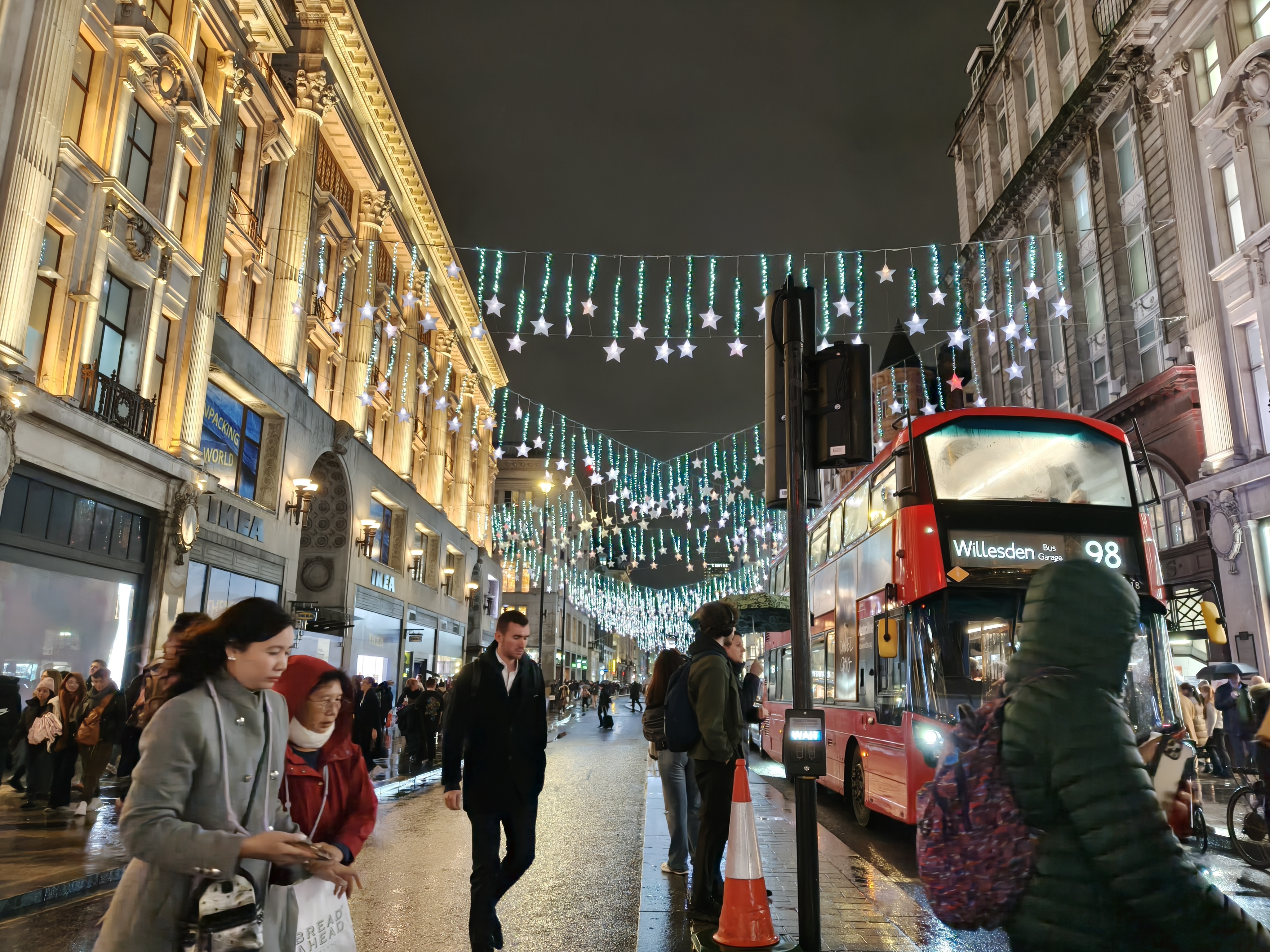 Oppo Find X8 camera sample Oxford Circus 1x zoom