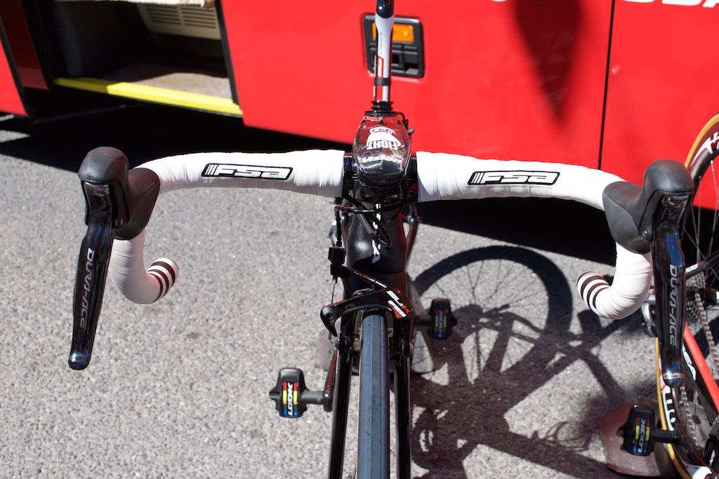 Bouhanni prefers to have his bar tap wrapped all the way to the stem like a madison rider on the track would opt for