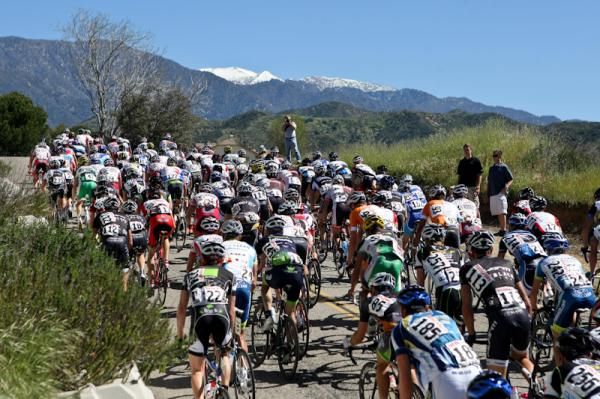 The men's field makes its way up towards the park climb