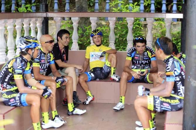 Race leader Julian Moreno Arredondo (Nippo - De Rosa) and his teammates