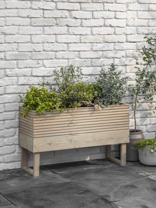 balcony ideas: raised garden planter